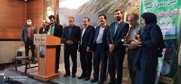 رونمایی از دو جلد کتاب زیست محیطی به مناسبت هفته ملی کودک در لرستان رونمایی از دو جلد کتاب زیست محیطی به مناسبت هفته ملی کودک در لرستان