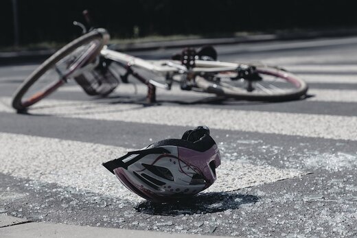 ببینید | لحظه هولناک زیر گرفتن یک دوچرخه‌سوار توسط خودروی سواری؛ سقوط مرگ‌بار از بالای پل!