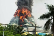 ببینید | لحظه فروریختن گنبد مسجد جامع اندونزی بر اثر آتش سوزی