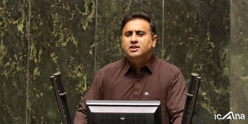 مخالفان معتقدند که آقای مرتضوی به حوزه بانکداری آشنا نیست