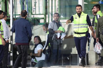جنجال دوباره ساپینتو این بار با لگد به در اتاق فیلمبرداران!
