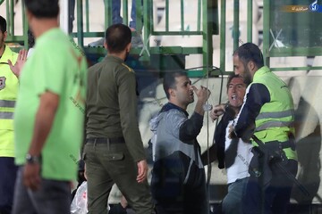 جنجال دوباره ساپینتو این بار با لگد به در اتاق فیلمبرداران!