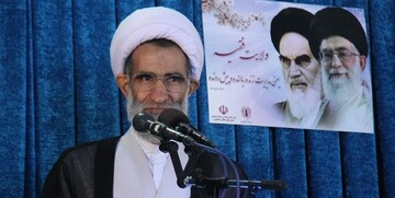 خطیب جمعه شهرکرد: جمهوری اسلامی با این بادهای سطحی نمی‌لرزد، سیل تمامی خس و خاشاک را با خود برد /  امروز ایران قوی‌تر از آمریکا است