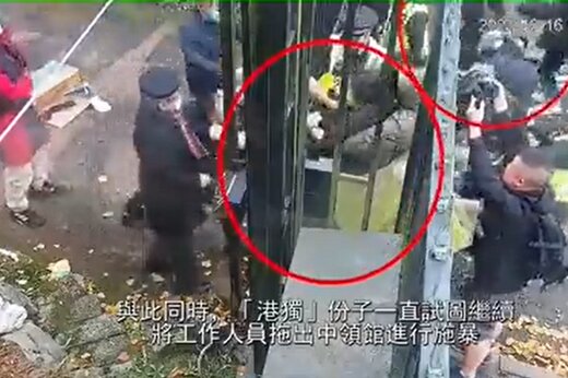 ببینید | حرکت جنجالی دیپلمات‌های چینی؛ تلاش برای آدم‌ربایی یک معترض در مقابل چشم مردم