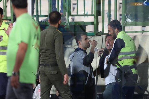 جنجال دوباره ساپینتو این بار با لگد به در اتاق فیلمبرداران!