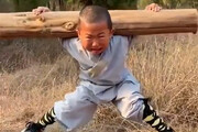 ببینید | گریه و زجر کشیدن تلخ یک کودک چینی زیر تمرینات سخت کونگ‌فو