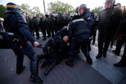 ببینید | برخورد وحشیانه پلیس فرانسه با معترضان!