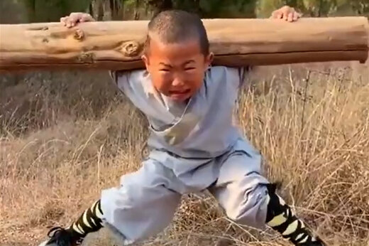 ببینید | گریه و زجر کشیدن تلخ یک کودک چینی زیر تمرینات سخت کونگ‌فو