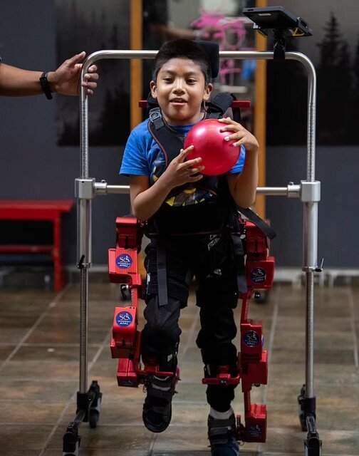 عکس | نخستین گام‌های کودک مبتلا به فلج مغزی با کمک یک اسکلت رباتیک
