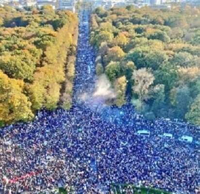 انتقاد خبرگزاری بسیج دانشجویی از تجمع ایرانیان در برلین با «وعده ساندویچ و ساندیس»