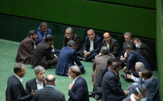 فعال سیاسی اصولگرا: مجلس توپ را زمین رئیسی می اندازد / نامزدی که با رای کمتر از یک بیستم واجدان شرایط رای به مجلس رفته، نماینده مردم نیست فعال سیاسی اصولگرا: مجلس توپ را زمین رئیسی می اندازد / نامزدی که با رای کمتر از یک بیستم واجدان شرایط رای به مجلس رفته، نماینده مردم نیست