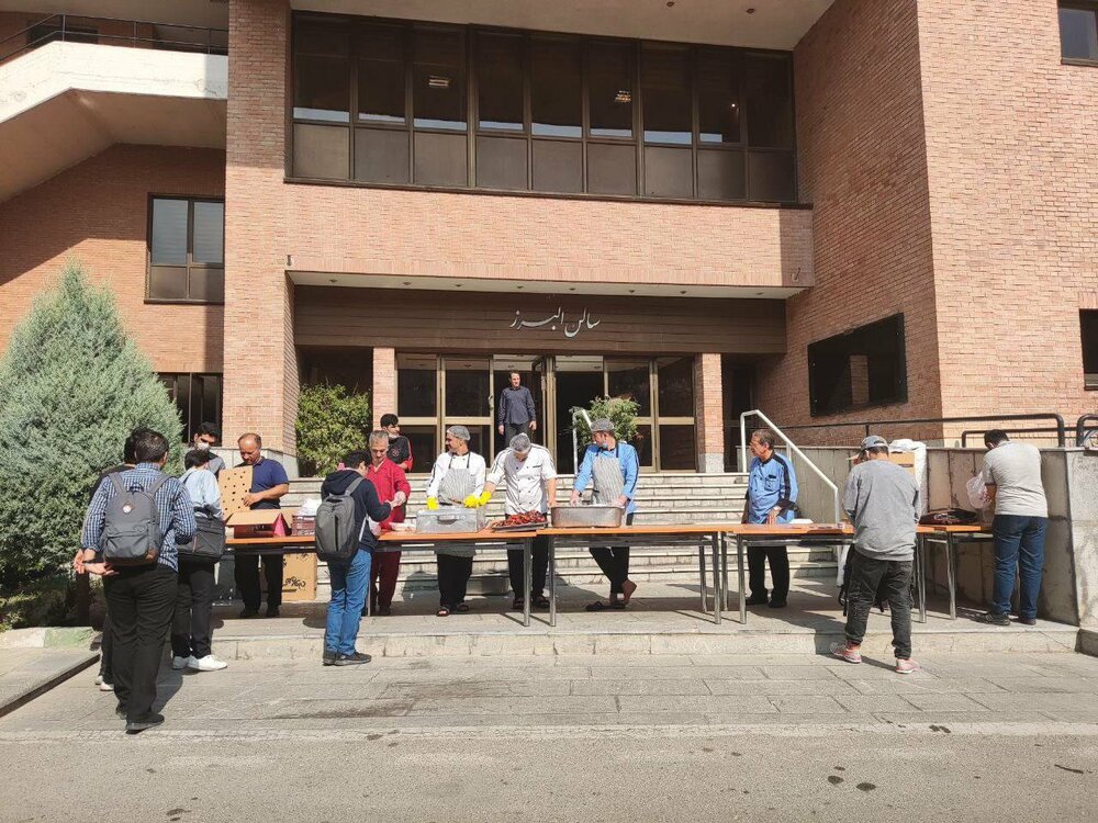 غذاخوری «شریف» تعطیل شد / غذای دانشجویان را به محوطه دانشگاه منتقل کردند + عکس