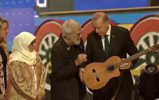 ببینید | گیتار زدن اردوغان روی صحنه کنسرت؛ هدیه خاص خواننده مشهور به رئیس جمهور ترکیه