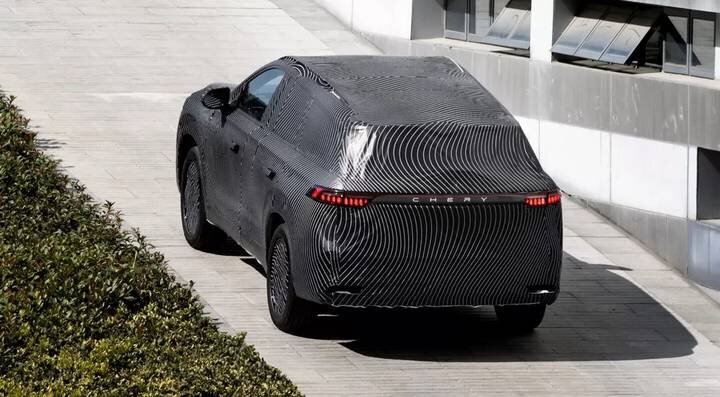 عکس | چری با این ماشین پای تو کفش تویوتا لندکروز میکند