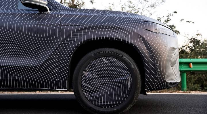 عکس | چری با این ماشین پای تو کفش تویوتا لندکروز میکند