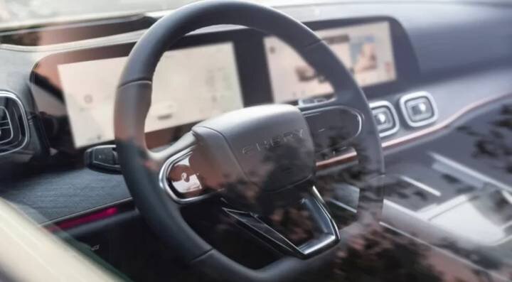 عکس | چری با این ماشین پای تو کفش تویوتا لندکروز میکند