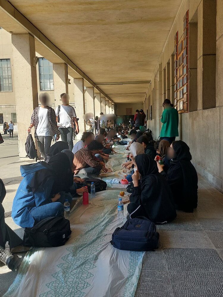 سفره دانشجویان هنرهای زیبا هم در محوطه دانشکده پهن شد + عکس