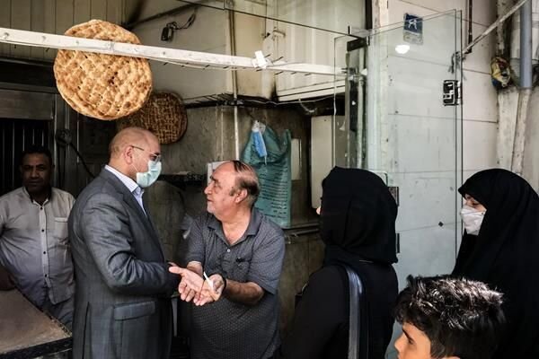 عکسهایی که تاکنون از قالیباف ندیدهاید/ رئیسمجلس در قصابی ، نانوایی و میوهفروشی+عکس