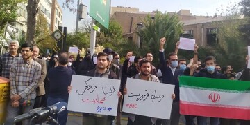 تجمع دانشجویان بسیجی مقابل سفارت انگلیس در تهران + عکس ها