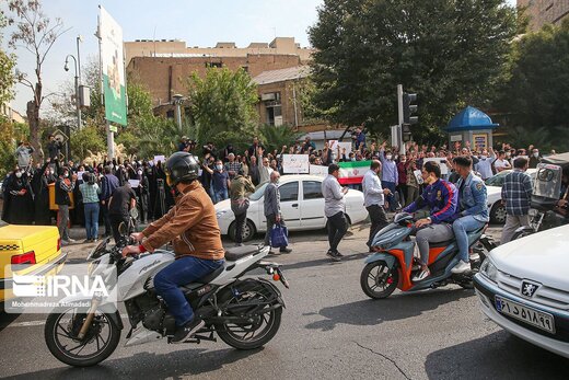 تجمع اعتراضی دانشجویان مقابل سفارت انگلیس