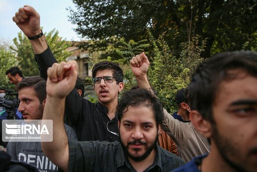 تجمع اعتراضی دانشجویان مقابل سفارت انگلیس