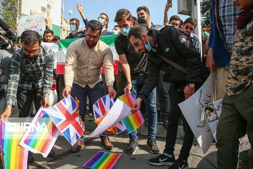 تجمع اعتراضی دانشجویان مقابل سفارت انگلیس