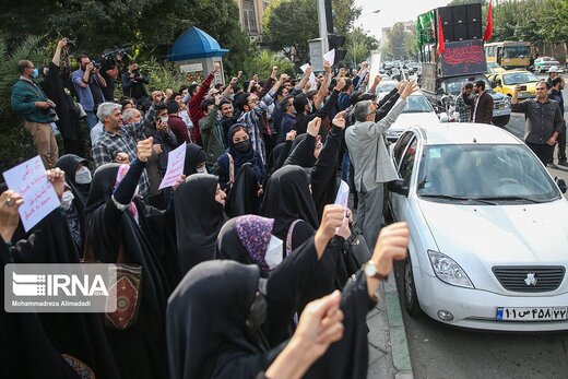 تجمع اعتراضی دانشجویان مقابل سفارت انگلیس