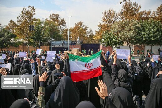 تجمع اعتراضی دانشجویان مقابل سفارت انگلیس