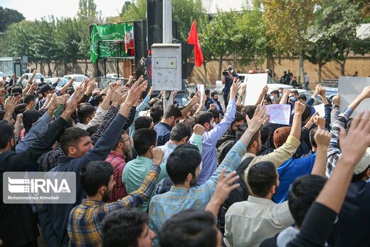 تجمع اعتراضی دانشجویان مقابل سفارت انگلیس