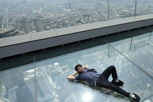 ببینید | کفپوش شیشه‌ای زیبا در طراحی ساختمانی در دبی 