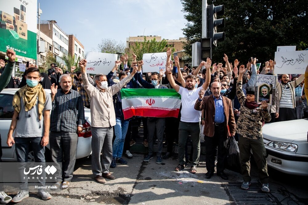 تجمع دانشجویان بسیجی مقابل سفارت انگلیس در تهران + عکس ها