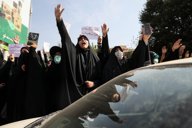 تجمع دانشجویان بسیجی مقابل سفارت انگلیس در تهران + عکس ها
