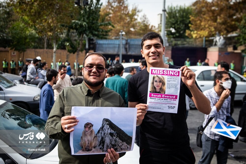 تجمع دانشجویان بسیجی مقابل سفارت انگلیس در تهران + عکس ها