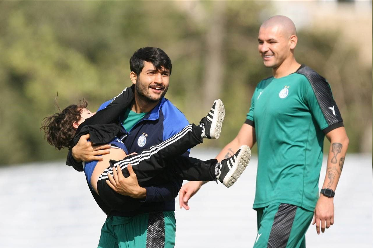 عکس| شوخی عارف غلامی با فرزند رافائل سیلوا