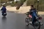 ببینید | حرکت خطرناک و عجیب یک موتورسوار جوان در مشهد