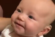 ببینید | با دیدن این ویدیو قند در دلتان آب می‌شود؛ واکنش یک نوزاد ناشنوا پس از شنیدن صدای مادرش برای اولین بار