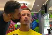 ببینید | آرایشگری که مشتری‌های خود را می‌بوسد؛ واکنش جالب مردم به اقدام عجیب آرایشگر