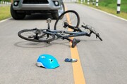 ببینید | خوش‌شانسی باورنکردنی یک دوچرخه‌سوار از له شدن زیر یک ماشین در صحنه تصادف