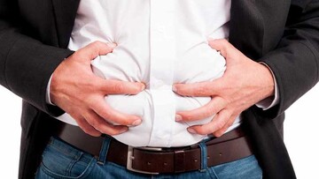 نفخ شکم از علائم کمبود این ویتامین است نفخ شکم از علائم کمبود این ویتامین است