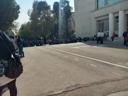 اعتراض به «سلف» تفکیک شده / ناهار خوردن روی زمین برخی از دانشجویان دانشگاه تهران + عکس