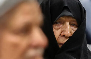 عکسی خاص از عفت مرعشی در حسینیه جماران برای رأی دادن / فاطمه هاشمی هم بود