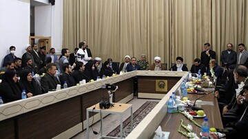 دیدار تولیت آستان قدس رضوی با خانواده شهدای حادثه حرم شاهچراغ(ع)