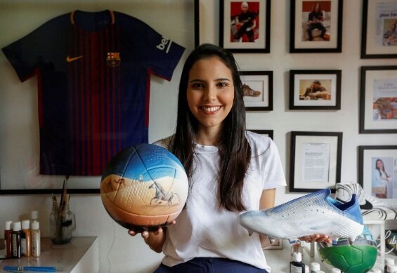 نقاشی روی کفش مسی و توپ‌های جام جهانی/ عکس