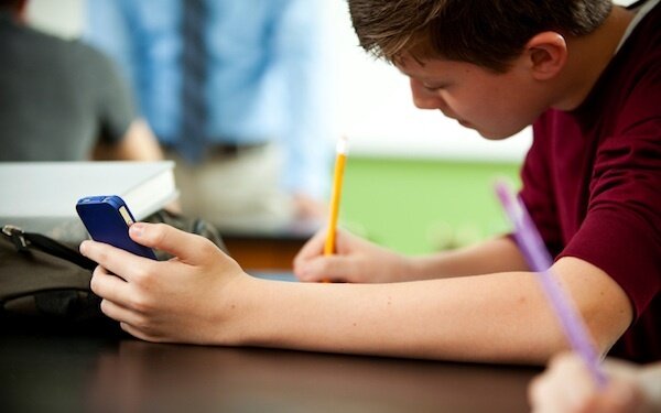 واکنش وزیر آموزشوپرورش به تلفن همراه دانشآموزان در مدرسه
