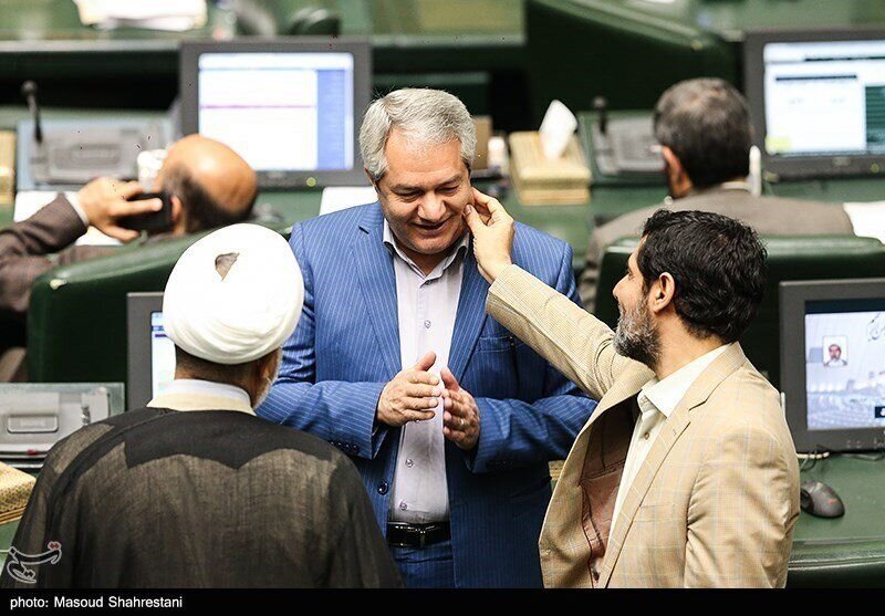 حرکت دو نماینده در صحن مجلس سوژه شد + عکس
