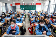 ببینید | تصاویر تکان‌دهنده از انتقال گروهی دانش‌آموزان دبیرستان چینی به محل قرنطینه!