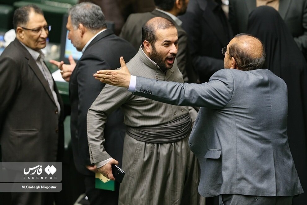 شکار عکاسان از حاشیه‌ های جالب استیضاح وزیر صمت در مجلس + عکس ها