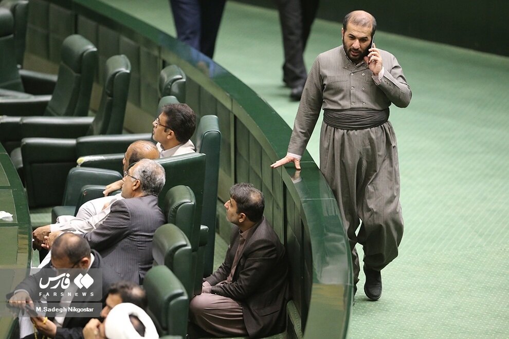 شکار عکاسان از حاشیه‌ های جالب استیضاح وزیر صمت در مجلس + عکس ها