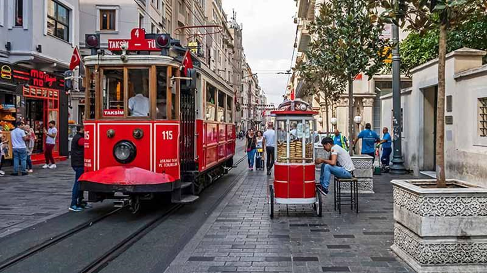 سفر استانبول را انتخاب کنیم یا دبی؟