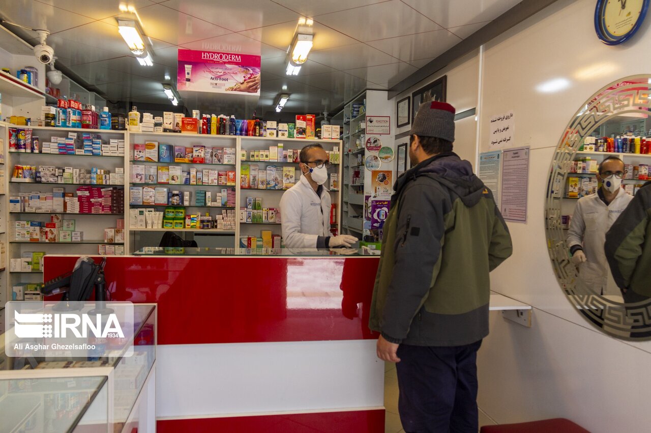 در به در دنبال دارو؛«میگوید فلان قرص را نداریم اما شربتش را داریم که چند برابر قیمت بفروشند»